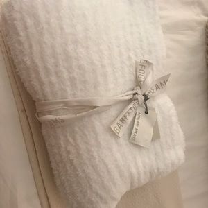 Barefoot dreams white blanket, nwt